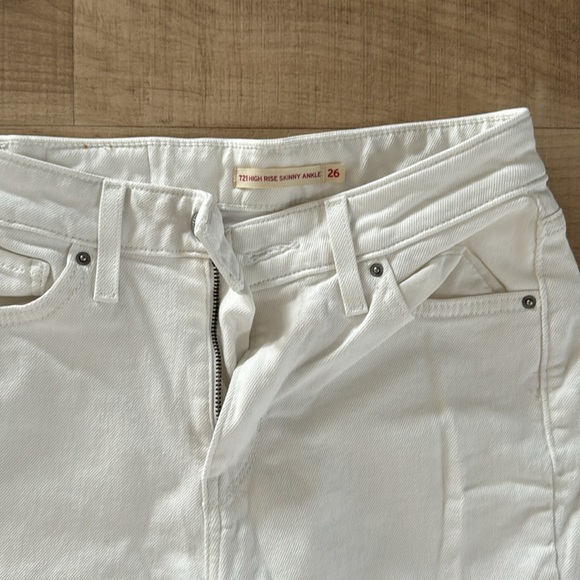 Women’s white Levi’s 721 High Rise Skinny Ankle with destruction size 26 - Picture 3 of 5